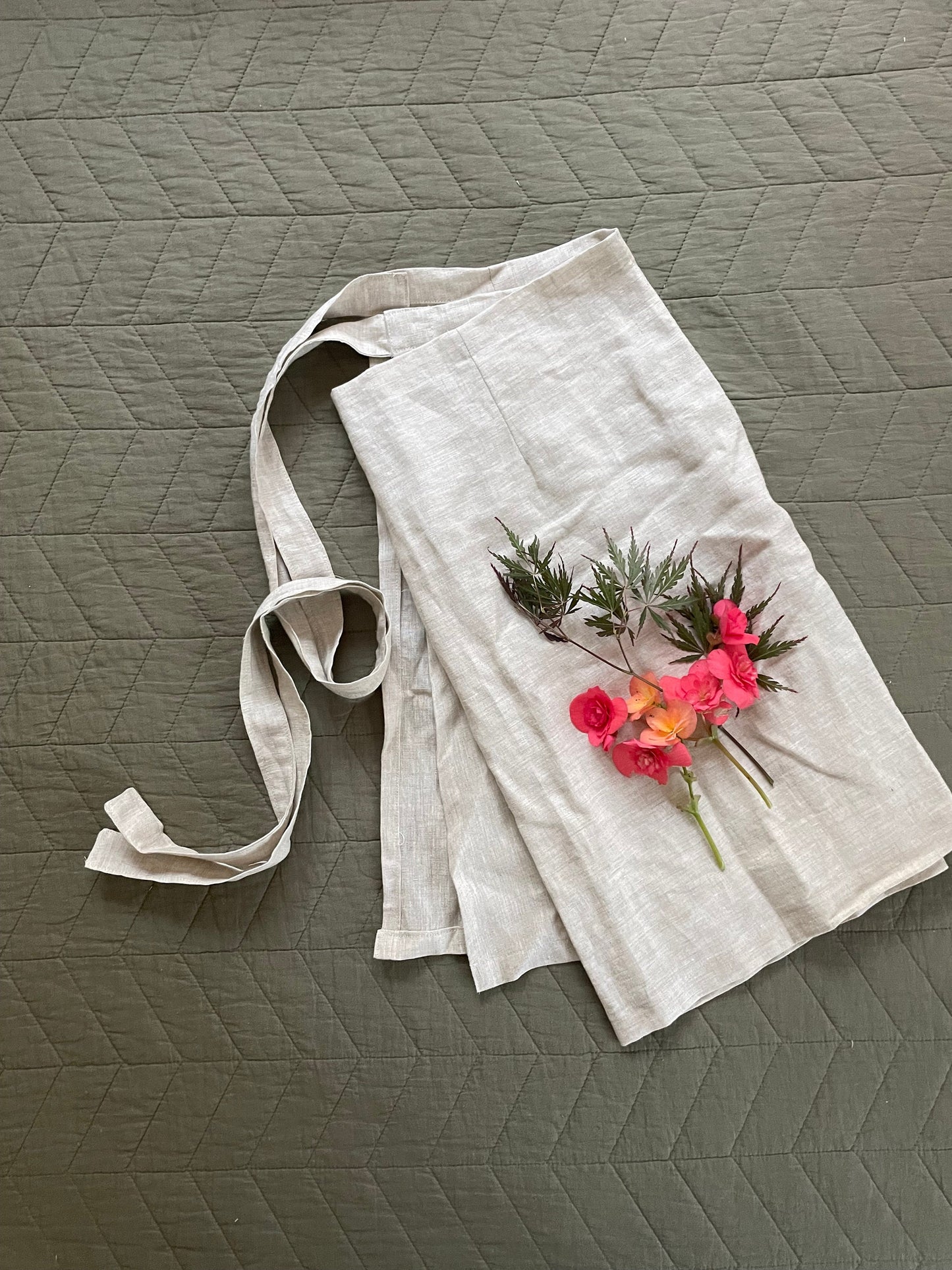 Women's Pleated Apron in 100% Linen, Tie in Front or Back Natural Linen Apron, Beautiful Linen Skirt Apron Housewarming Gift